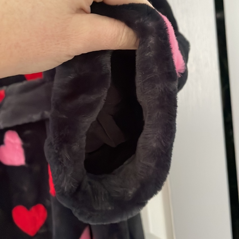 Kate Spade Medium plush robe black with red & pink hearts & pockets! Valentine’s - Picture 8 of 17